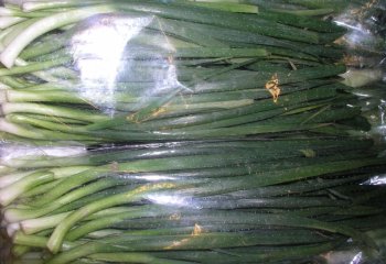 Salad onions wrapped in film. Nairobi market. © Maundu, 2006