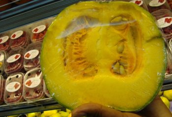 Pumpkin cut in to halves in Nairobi market, Kenya. Ⓒ Adeka et al., Foods of Nairobi people, 2007